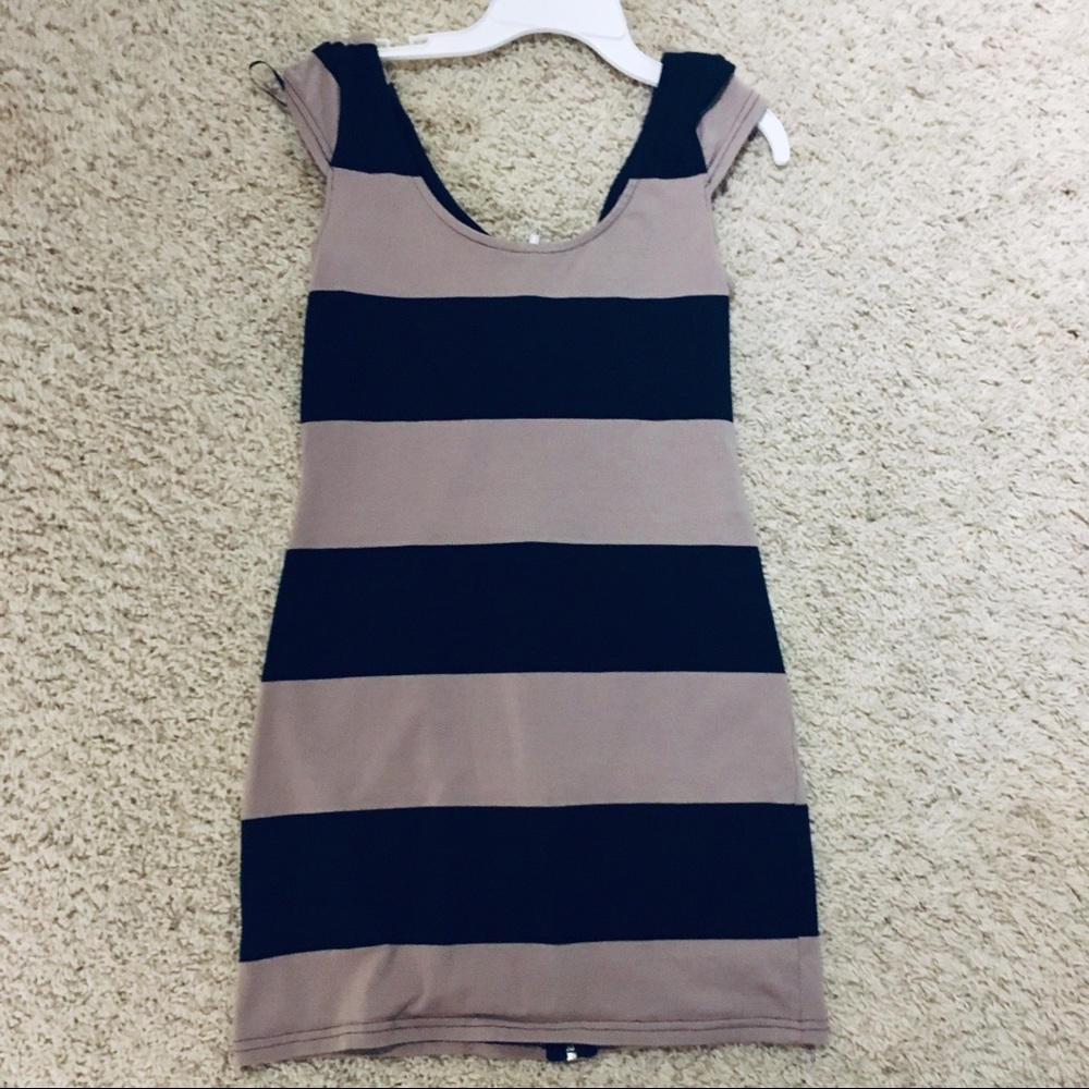 Body fitting striped zip up dress